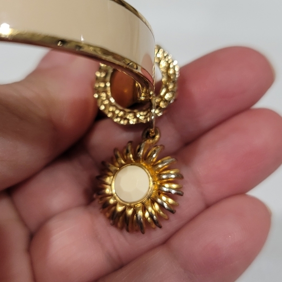 Spartina 449 Flower Charm Oval Hinged Bangle - Picture 4 of 8